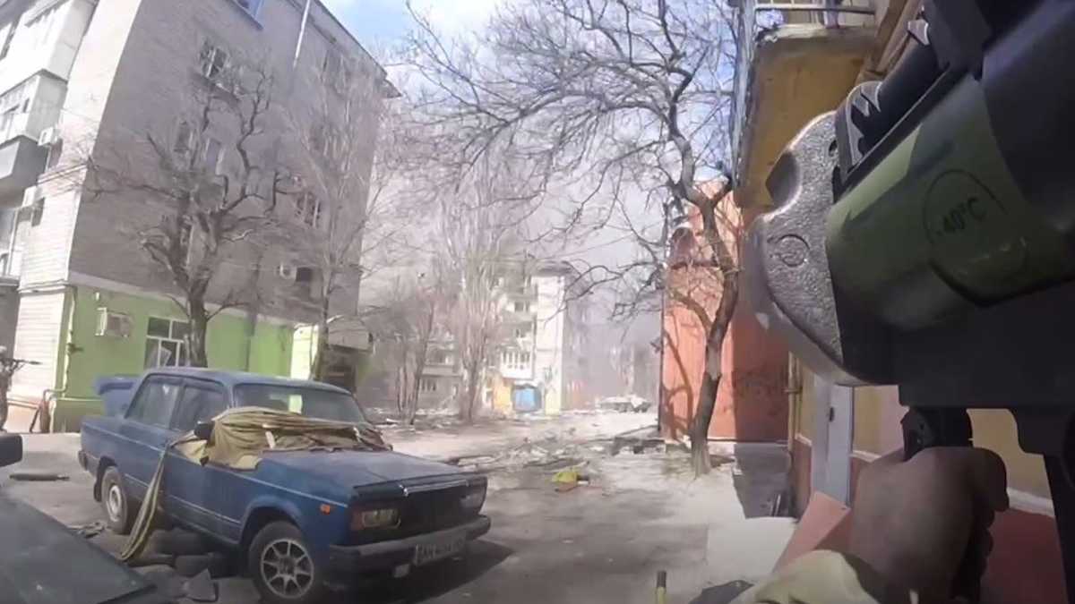 Украинские защитники в Мариуполе в сложных условиях продолжают уничтожать оккупантов. Всего один выстрел – и минус один бронемашина.