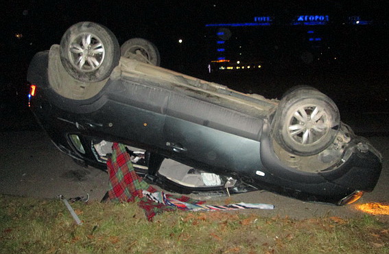 Причиною аварії стало те, що водій джипа не впорався з керуваням і врізався на швидкості в бордюр.