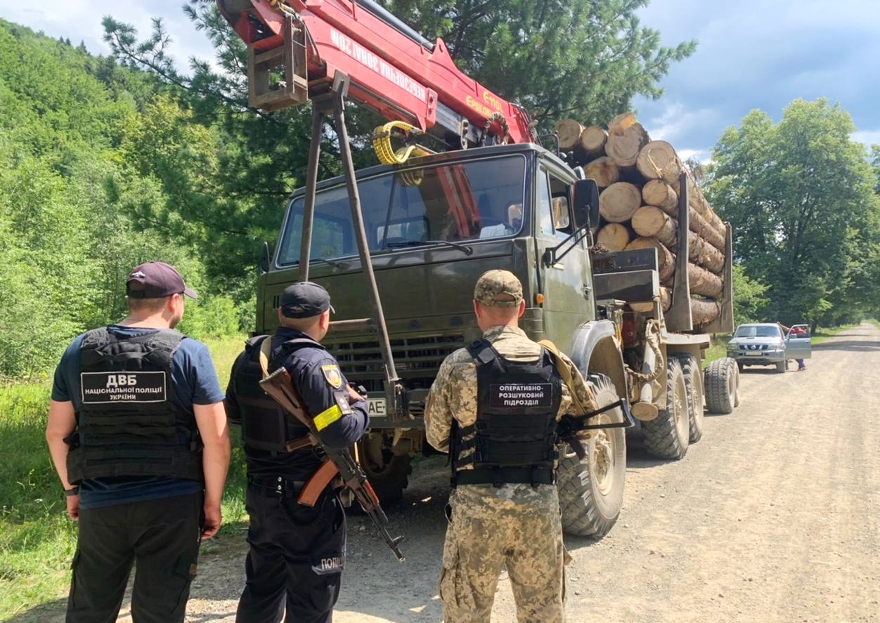 Вчора, 14 липня, на Буковині прикордонники спільно з поліцейськими затримали незаконно зрубану деревину.