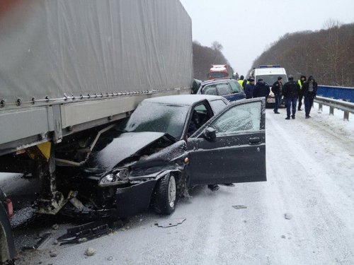 В понедельник, 9 января, на трассе Киев – Чоп под Львовом произошла масштабная ДТП с участием грузовика и трех автомобилей, из-за чего образовались километровые пробки.