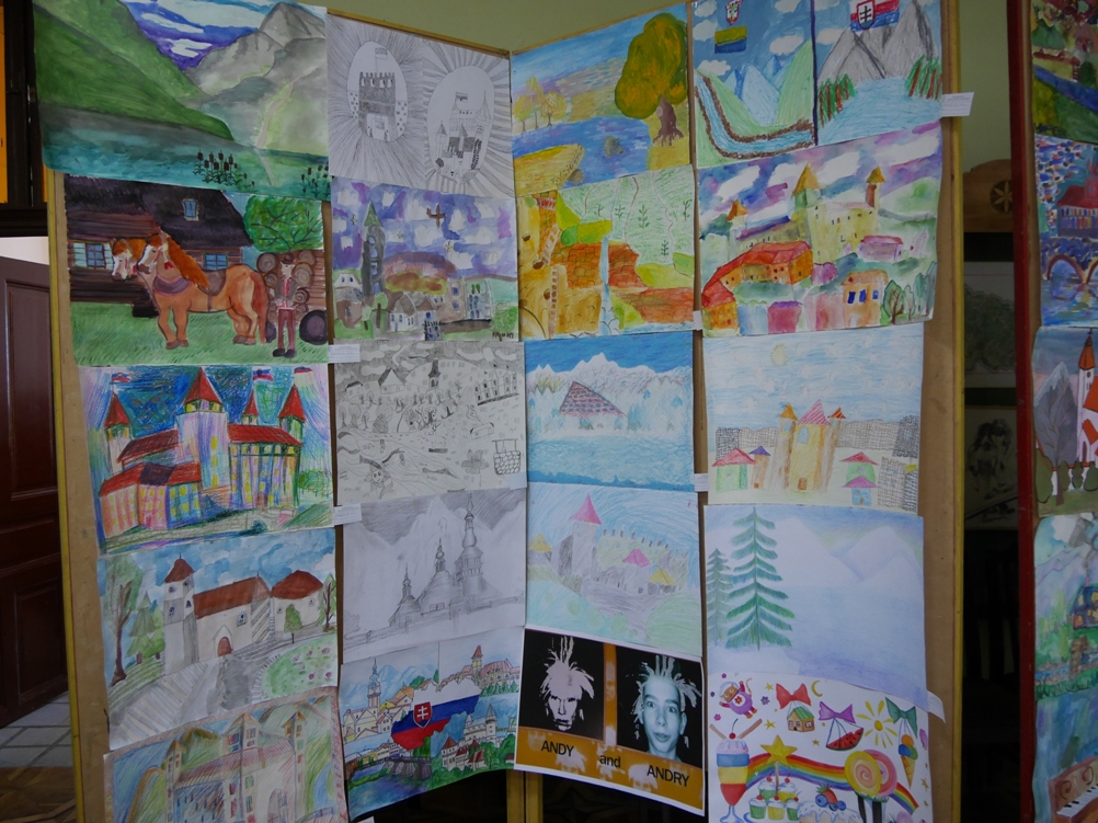 В Ужгородской школе искусств открыли выставку "Дети для детей через границу" 
