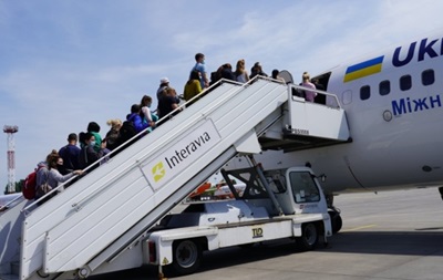 До Польщі двома літаками прибули 186 українських заробітчан