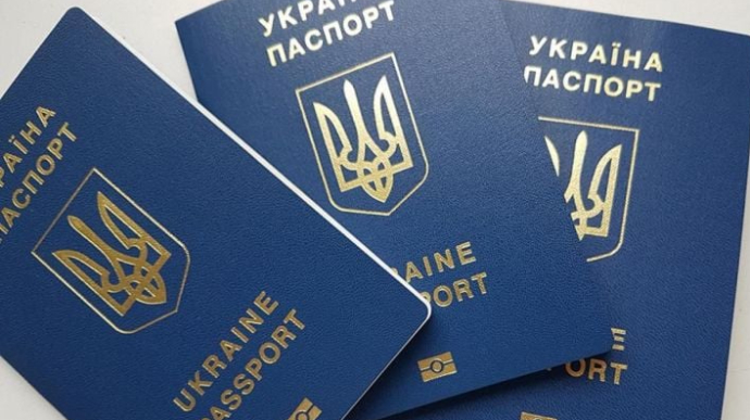 Тривають затримки із видачею документів українцям через перебої в роботі на каналах зв’язку та обладнанні Державної міграційної служби.

