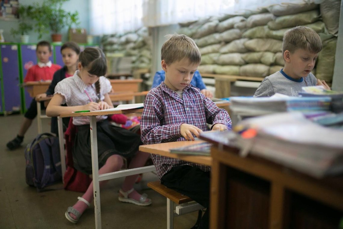 З 1 вересня діти в Україні повинні піти вчитися в школи офлайн. Це стосується тих учнів, які не проживають в зоні бойових дій. Безпека школярів є першорядною.