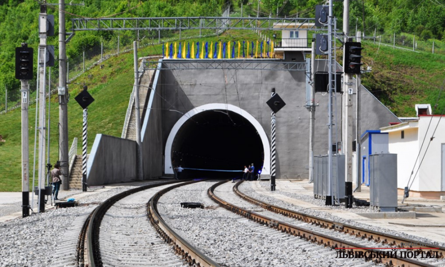 Рік тому в Україні запустили рух поїздів  новозбудованим двоколійним Бескидським тунелем у Карпатах. 