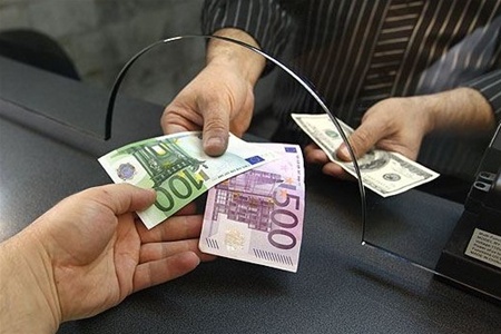 Національний банк послабив офіційний курс гривні до долара на 8 копійок. У той же час, курс національної валюти до євро майже не змінився.
