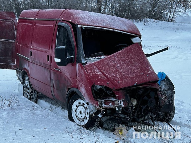 Водій автомобіля ГАЗ-2752 на заборонний сигнал світлофора виїхав на переїзд, не обладнаний шлагбаумом.