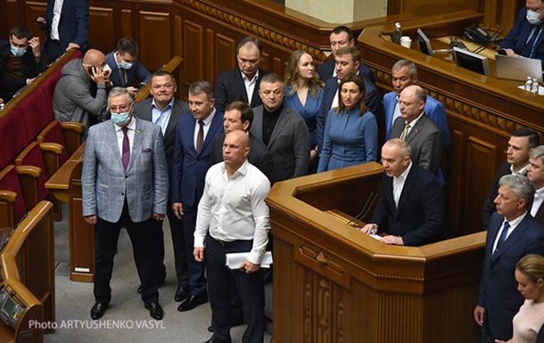 Володимир Зеленський повідомив, що функціонування кількох політичних партій заборонено на час воєнного стану.
