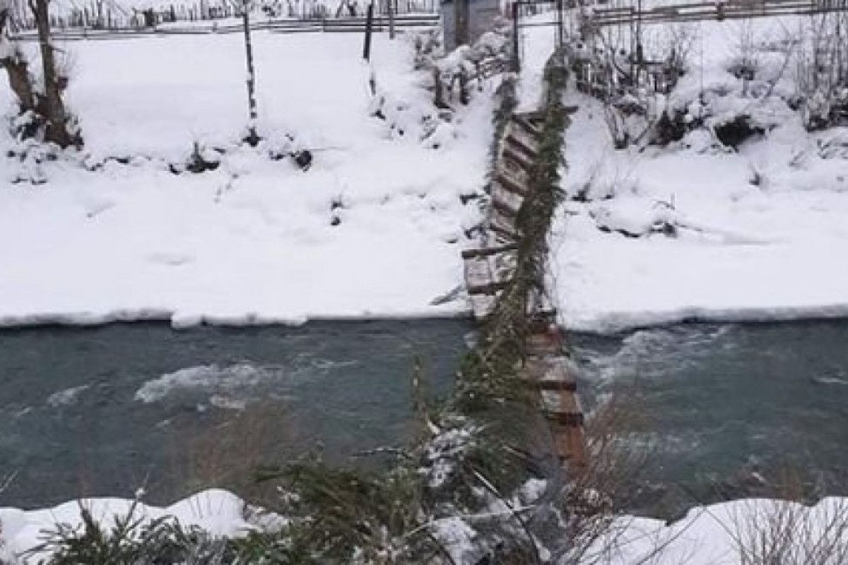 Как уже сообщал «Голос Карпат», в Раховской области в воде из сел сломался подвесной мост. Трое детей, которые были на нем в то время, были пойманы в воде.