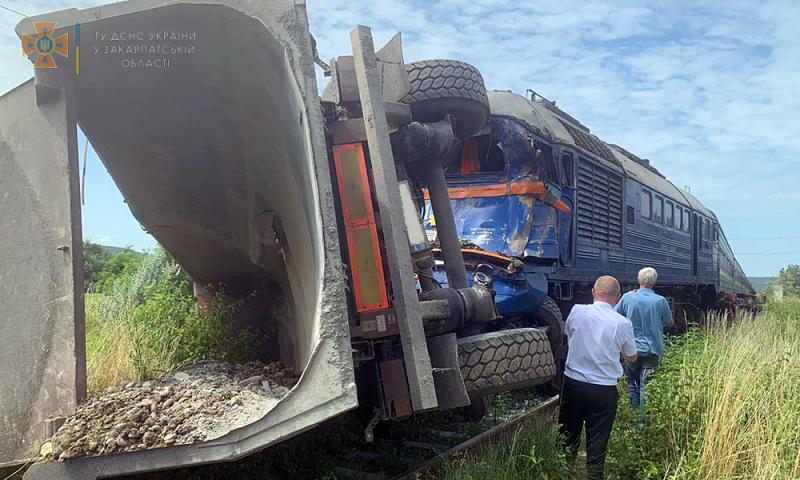 Авария произошла 23 июля на железнодорожном переезде Рокосово-Копанья. Поезд No13, соединяющий Киев-Солотвино, столкнулся с грузовиком Volvo.