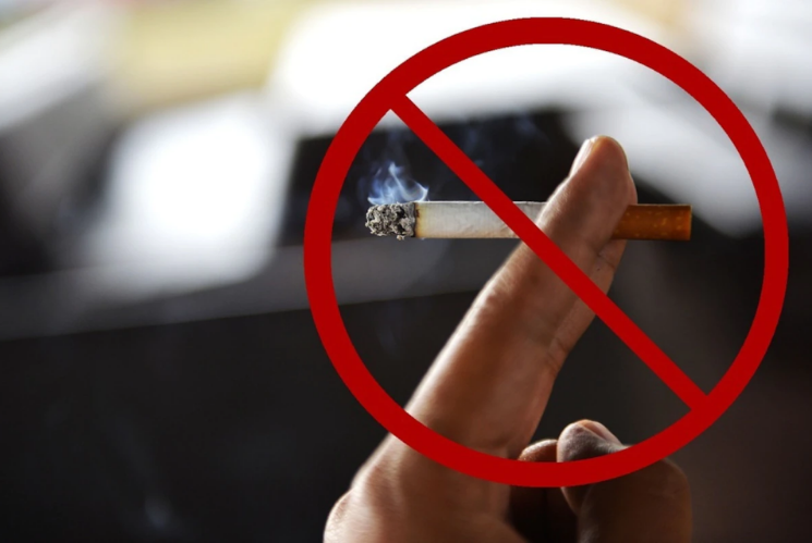 Заборона стосується громадських місць, але варто зазначити, що під заборону потрапило не тільки куріння звичайних цигарок, а взагалі усіх пристроїв, які “димлять”.