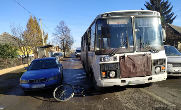 На Закарпатті водій автомобіля штовхнув дверима велосипедиста і той потрапив під автобус.