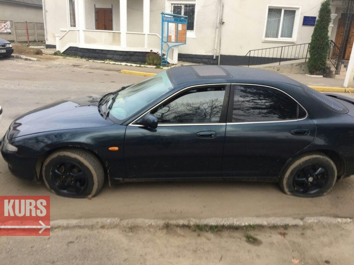 У Косові пошкодили автомобіль депутата районної ради Андрія Лаврука. Невідомі зловмисники порізали шини, а потім 