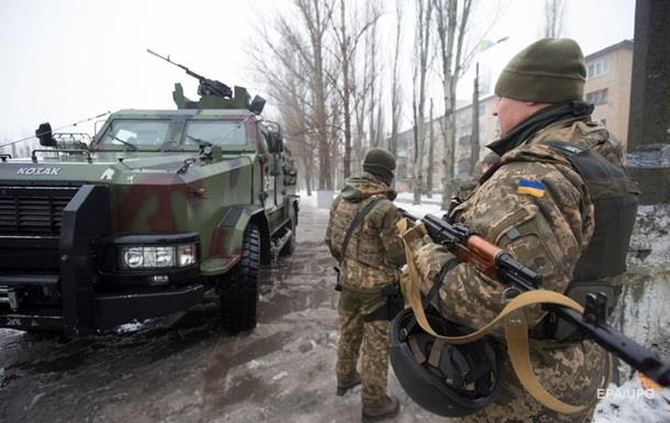 За минувшие сутки, 28 апреля, сепаратисты, в том числе из тяжелой артиллерии, осуществили 70 обстрелов позиций ВСУ, двое украинских военных погибли, еще шестеро - получили ранения, сообщил штаб АТО.