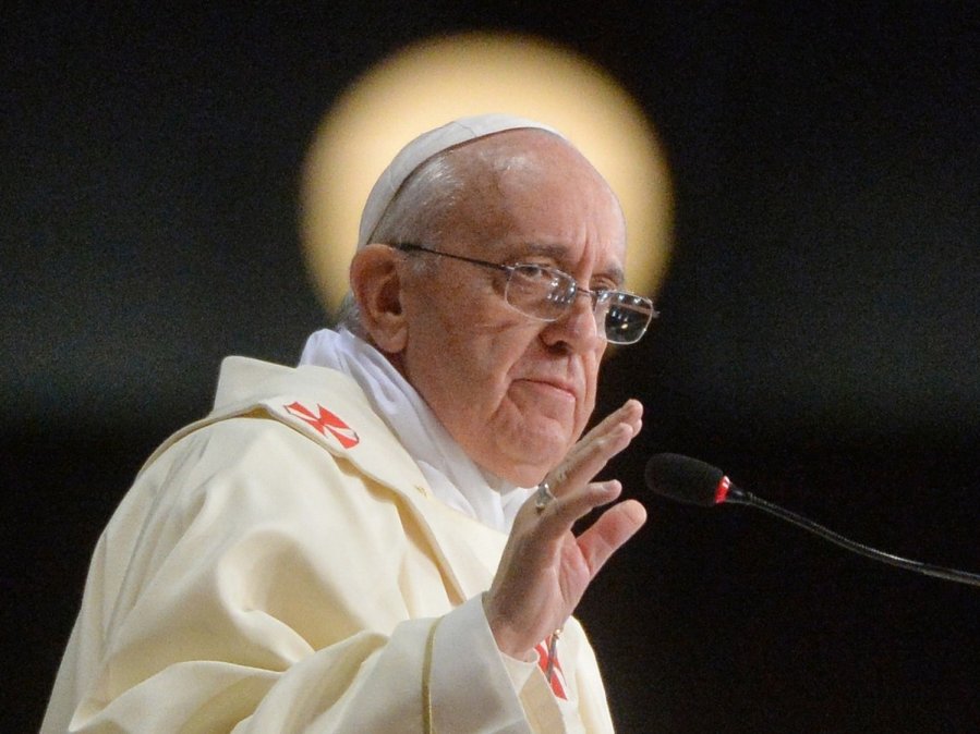 Папа Римський Франциск закликав виконувати зобов'язання та подолати гуманітарну кризу на Донбасі. 