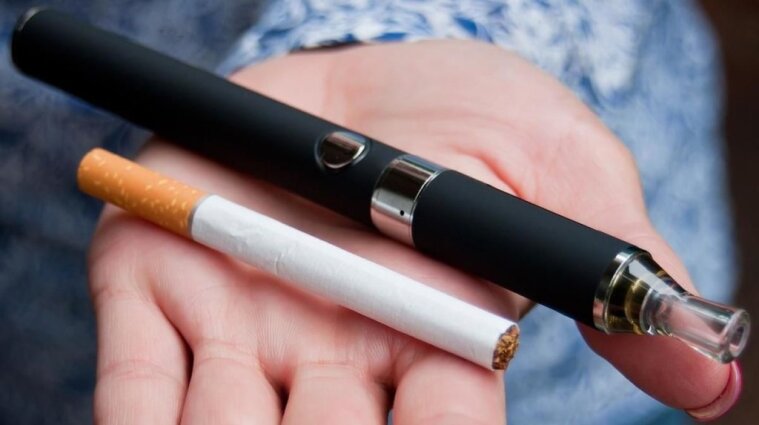 Закаон забороняє продаж ароматизованих цигарок та рекламу електронних.