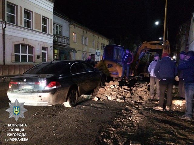На водителя БМВ, который спровоцировал ДТП на улице Собранецькій в Ужгороде и скрылся с места происшествия, патрульные составили два протокола.