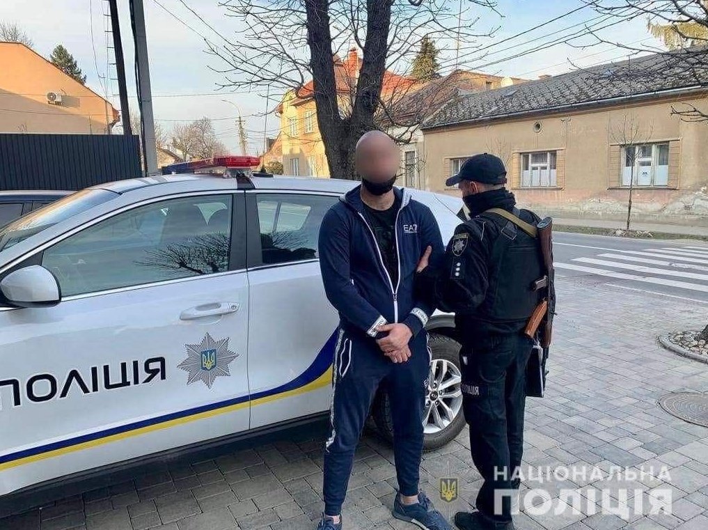 Оперативники уголовного розыска Главного управления полиции Закарпатья пресекли преступную деятельность местного наркоторговца.