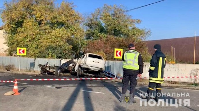 В автомобільній аварії на Закарпатті загинуло чотири людини. Патрульний, прикордонник і двоє дівчат їхали на Renault і зіткнулися з евакуатором.