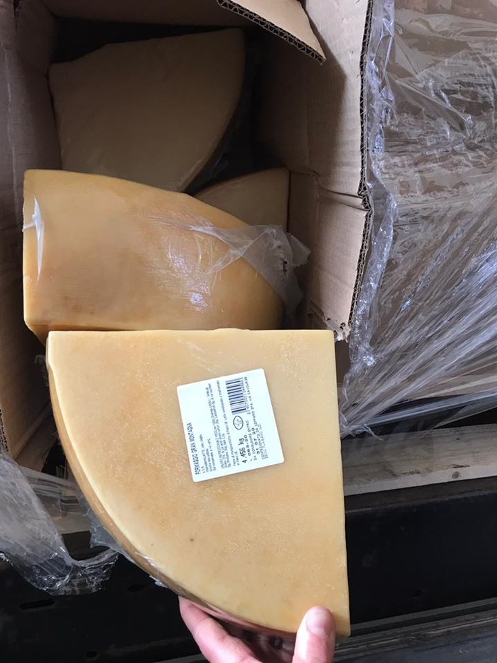 В грузовом автомобиле «MAN» украинской регистрации, который следовал из Италии в Россию среди мебельной фурнитуры пограничники обнаружили более 1500 кг сыров различных марок и свыше 153 кг консервов.
