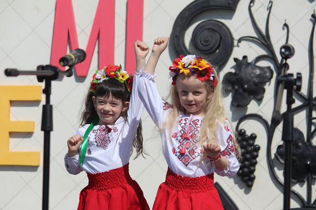 З нагоди Міжнародного дня захисту дітей  вихованці ужгородських закладів дошкільної освіти та НВК підготували святковий концерт на площі Театральній.