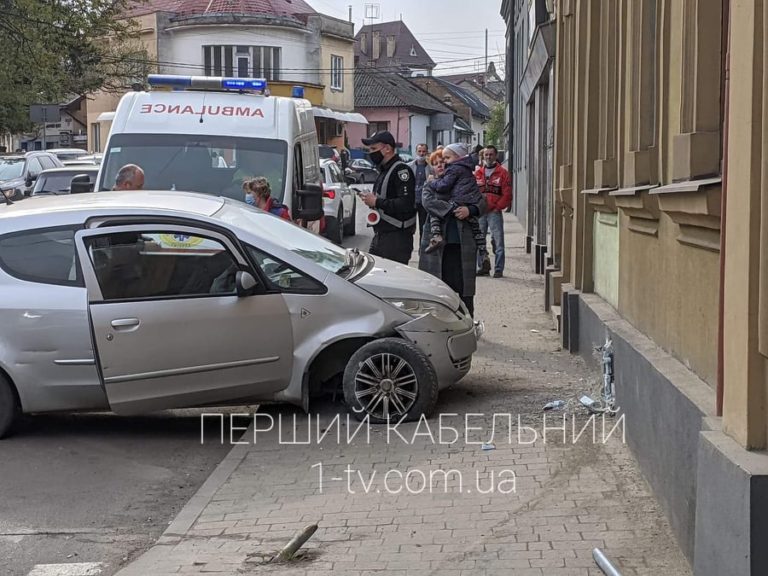Авария произошла сегодня, 19 апреля, около 17:00 на улице Подгорна, в результате поворота на Берчен.