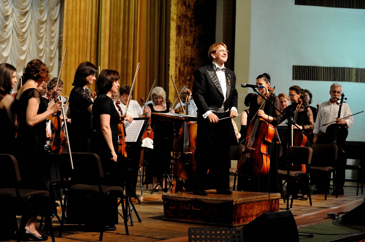 В субботу, 26 сентября, в зале Закарпатской областной филармонии выступит академический симфонический оркестр Луганской областной филармонии во главе с дирижером Куртом Шмидтом. 