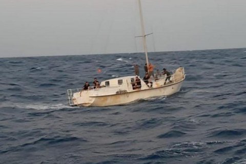 На борту крихітного судна перебували 74 пасажири.