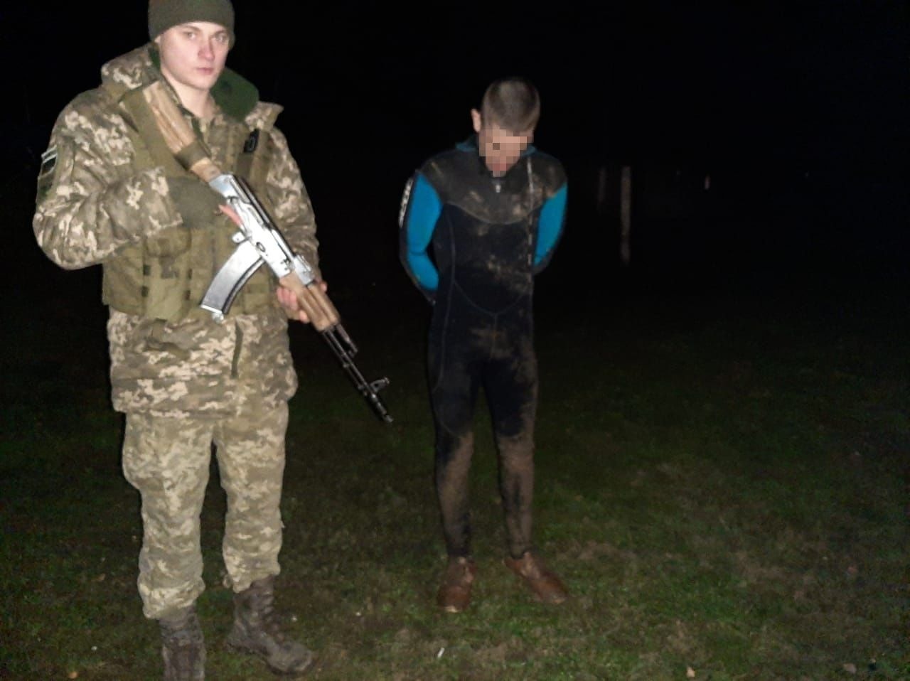 Во время патрулирования украинско-румынского участка границы, пролегающей по реке Тиса, пограничный наряд заметил мужчину, который выходил из воды.