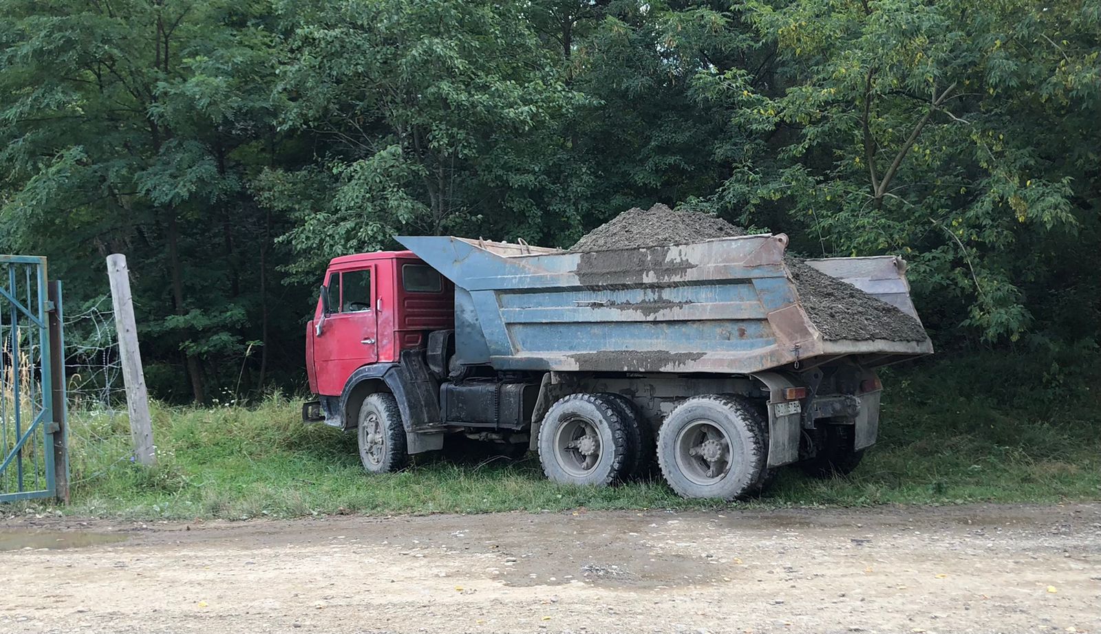 На Закарпатті поблизу кордону виявили підозрілий "Камаз" (ФОТО)