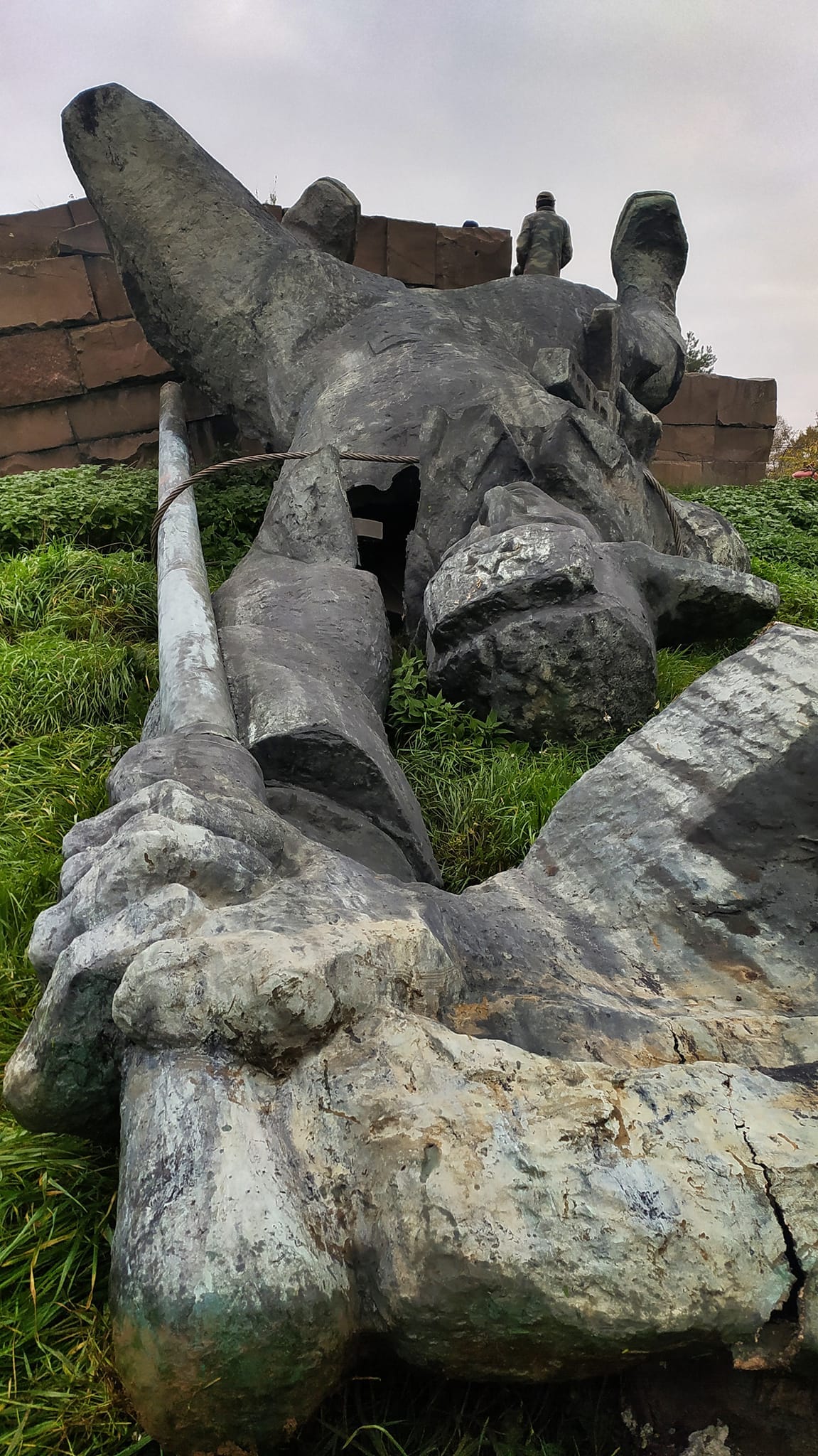 Мешканці закарпатського села відмовилися демонтувати пам’ятник загиблим у Другій світовій війні.
