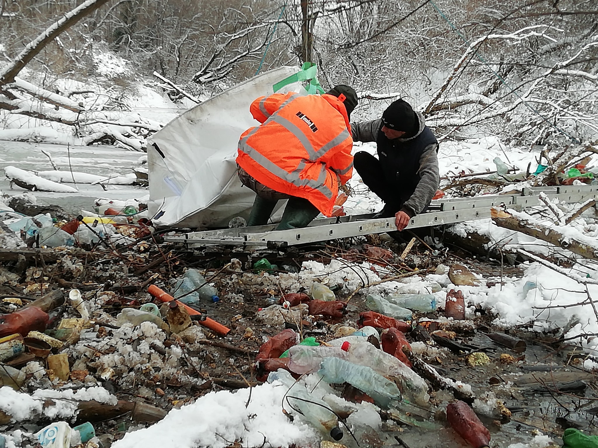Прибирання організували спільними зусиллями волонтерів з Закарпаття, Угорщини і Румунії та разом позбулися близько 60 кубометрів сміття
