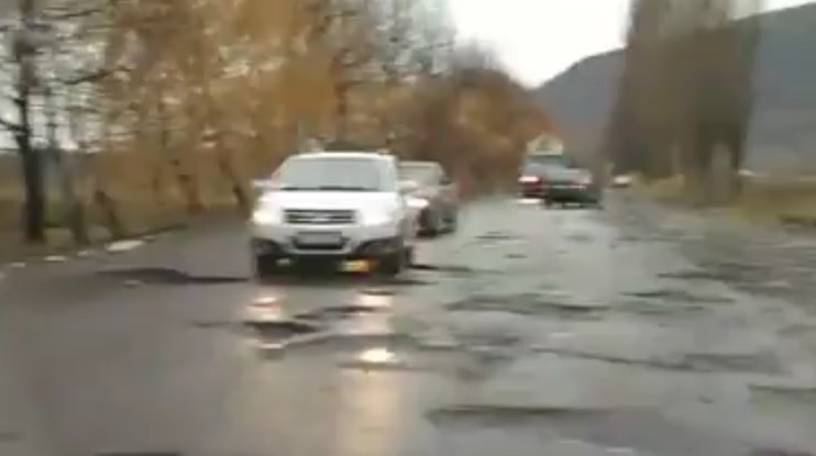 Служба автомобільних доріг в Закарпатській області заявила, що через нестачу коштів на Закарпатті до кінця року не ремонтуватимуть дороги.
