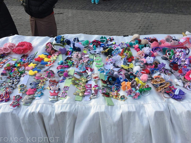 На площі Театральній в Ужгороді триває ярмарок виробів місцевих майстрів хендмейду.