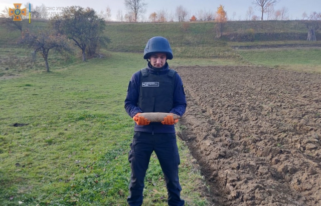 Житель села. Жденево обнаружил взрывоопасный предмет в собственном саду.
