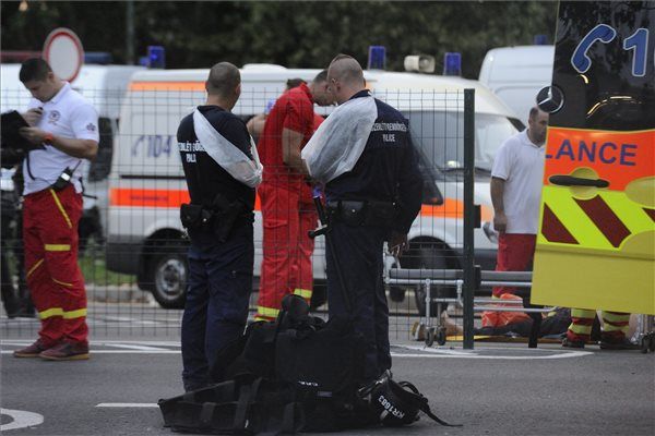 Szijjártó: a magyar rendőröket brutális támadás érte Röszkénél