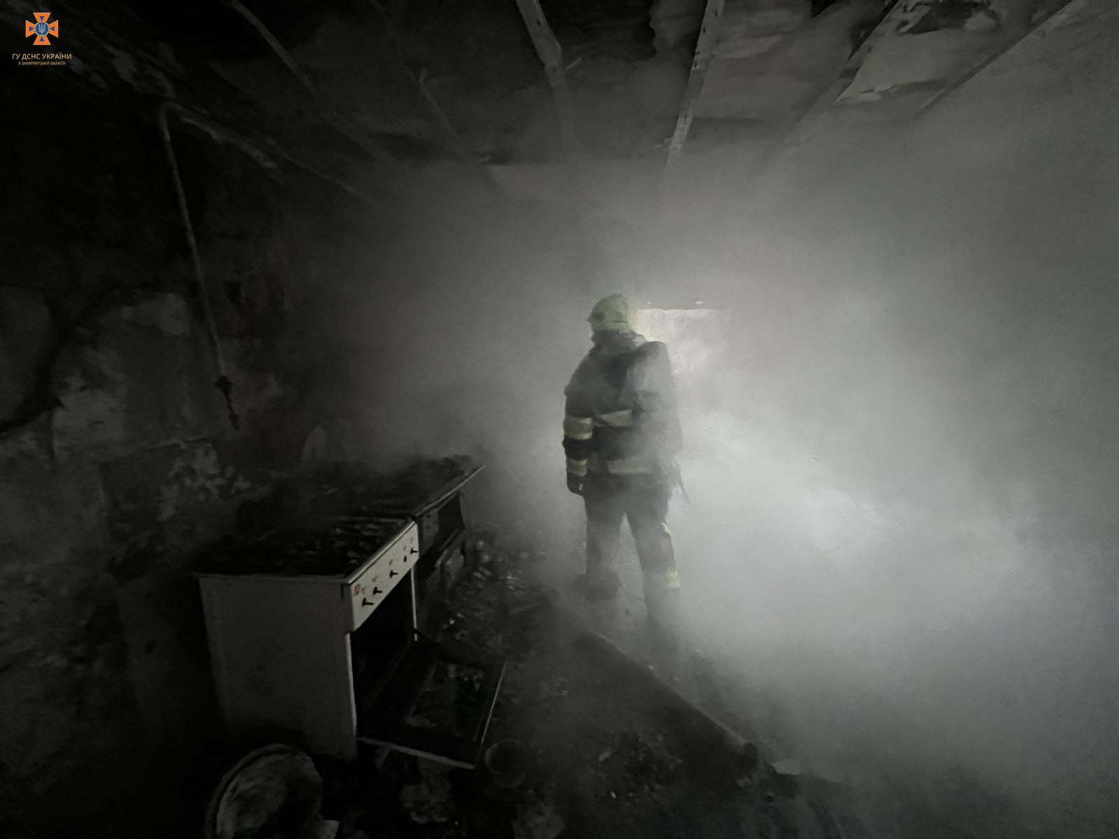Мукачівські вогнеборці вивели із палаючого будинку 59-річну господарку.