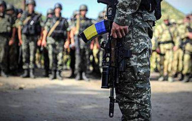 На сьогодні у Збройних силах України військову службу за контрактом проходять близько 140 тисяч осіб, заявив Прем'єр-міністр України Арсеній Яценюк.