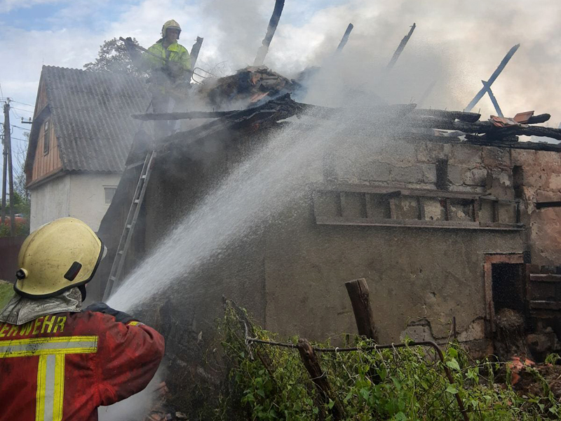 В течение дежурных суток хустские спасатели дважды выезжали для ликвидации пожаров в жилом секторе – в села Липча и Сокирница.

