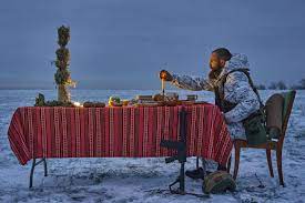 Цьогоріч Україна вже вдруге зустрічає велике свято в умовах війни. Українські військові Святвечір та Різдво відзначають у нових великих бойових родинах.