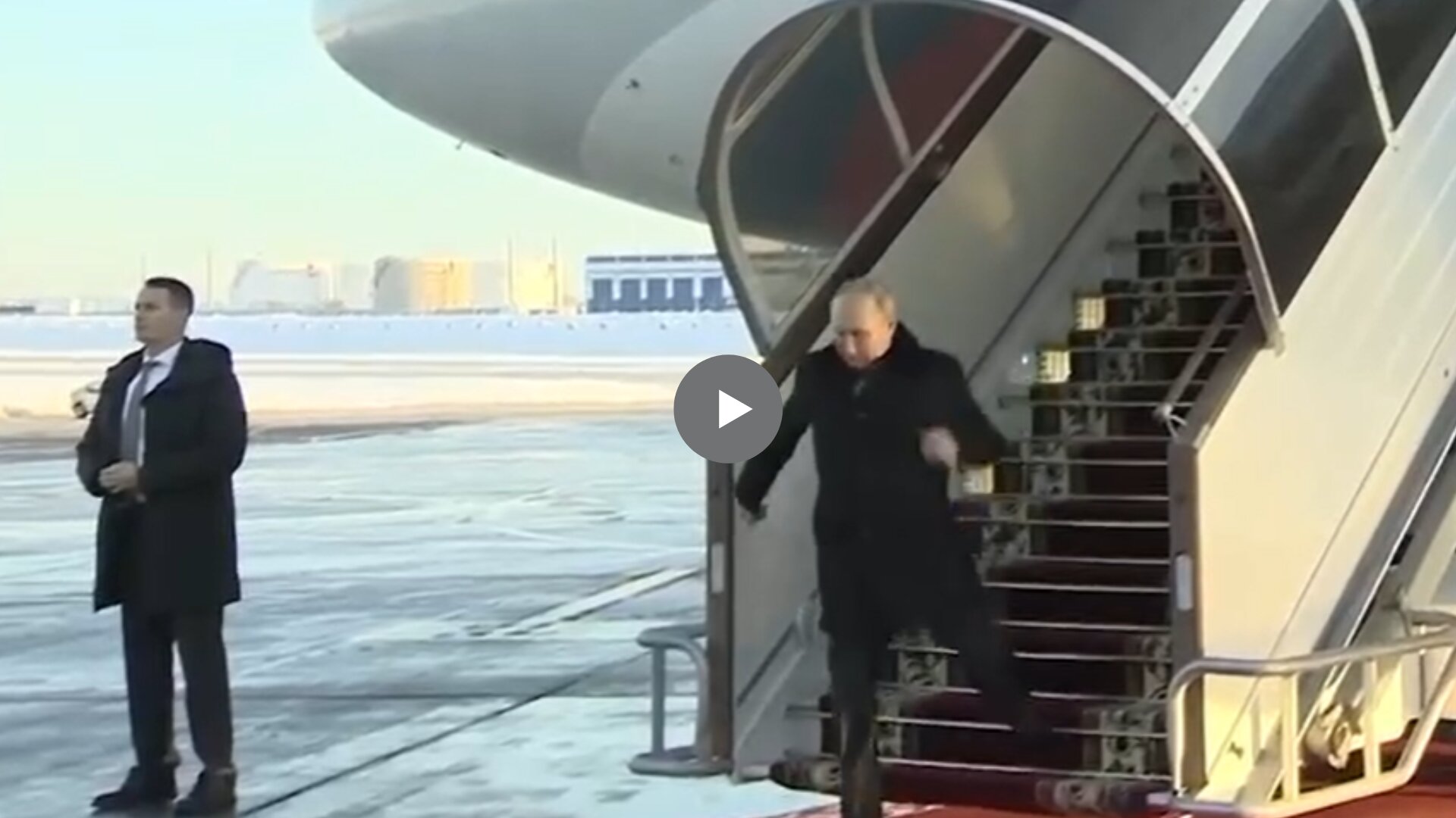 Російський диктатор не помітив останню сходинку при виході з літака і 