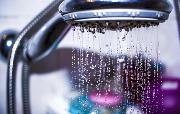 Горячий душ может облегчить симптомы простуды и помогает расслабиться, однако длительное потребление водных процедур отрицательно влияет на состояние кожи.