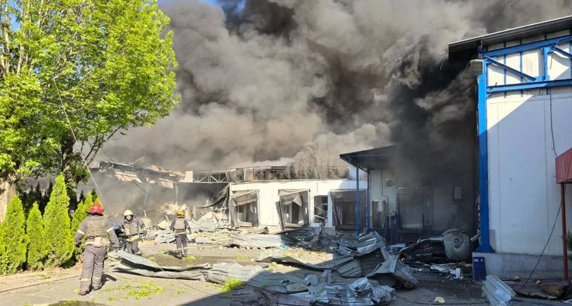 Под вражеский огонь попало гражданское предприятие в Промышленном районе. Вспыхнул большой пожар.