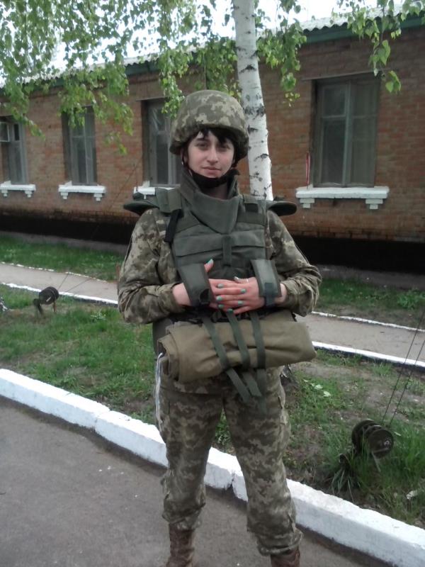 28-річна Анжела Чонка з Бедевлі вже сім місяців перебуває на першій лінії оборони в Луганській області, у складі 3-го окремого батальйону 24 окремої механізованої бригади.