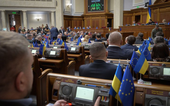 Народні депутати Верховної Ради залишаться без заробітної плати за використання російської мови та бійки в залі парламенту.

