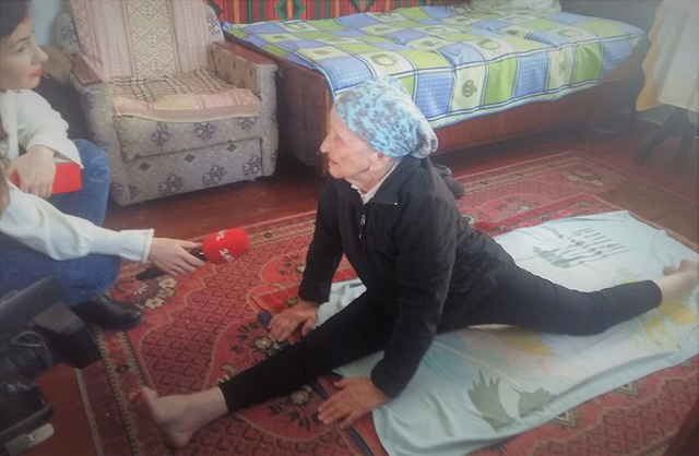 93-річна Надія Шаригіна з Кам’янки-Бузької стала найгнучкішою бабусею України, виконавши поздовжний шпагат.
