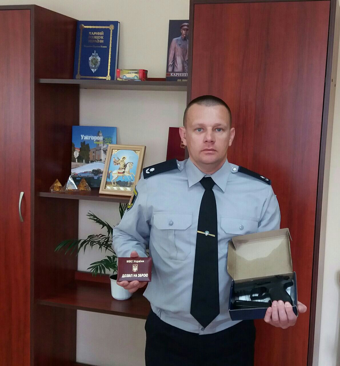 Аваков нагородив заступника начальника Ужгородського відділу поліції – очільника кримінальної поліції міста Юрія Кереканича заохочувальною відзнакою МВС – пістолетом «Форт».