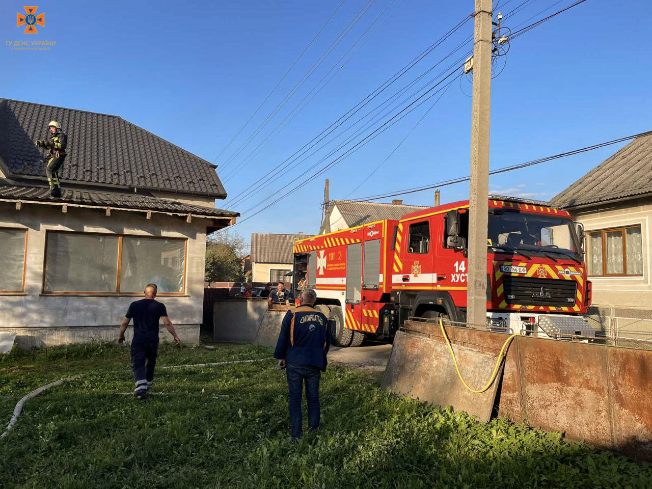 Пожежа в селищі Вишково Хустського району вчора ввечері знищила 1 куб дров, автомобільний причіп, два бетонозмішувача та навіс під яким вони були розташовані. 