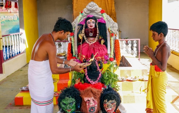 Богиня Ковид молится в Индии (ВИДЕО)