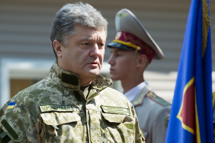 Президент Петро Порошенко відзначив нагородами військових, що виявили особисту мужність і героїзм, високий професіоналізм та вірність військовій присязі під час виконання бойових завдань на Донбасі.
